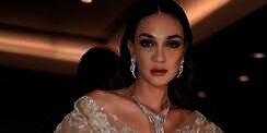 Gaya Luna Maya Padukan Kaus Nude dengan Sneakers Rp28 Juta