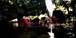 Asyik Mandi di Sungai, Cantiknya Gadis Dayak Ini Bikin Melongo