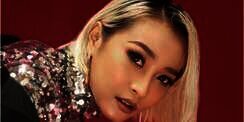NGOBRAS: Cerita Perjalanan Hidup Rinni Idol di Album &lsquo;Skins&rsquo;