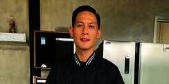 Komentar Kocak Netizen Lihat Chef Juna Nongkrong Depan Pedagang Makanan
