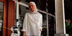 Padukan Outfit Branded, Olla Ramlan Dipuji Mirip Anak SMA