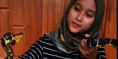 Ngeri, Gadis Ini Pelihara Puluhan Ular, Aksinya Bikin Merinding!