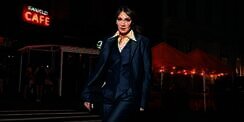 Bergaya Maskulin di New York, Tengok Outfit Mewah Luna Maya