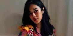 Gaya Modis Dian Sastrowardoyo Padukan Sneakers dan Batik