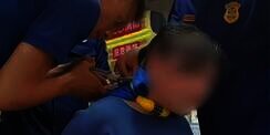 Ibu Anggap Lucu Balita Kalungi Gembok Sepeda di Lehernya, Panik Saat Tahu Nomor Kombinasi Berubah