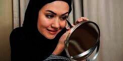 Tampilan Mata Dramatis dengan Eyeliner di Bagian Dalam