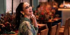Bergaya Santai, Luna Maya Pakai Topi Nyaris Rp10 Juta