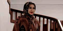Gaya Elegan Dian Pelangi Sulap Kerudung Jadi Atasan Batik