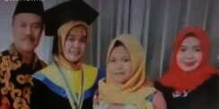 Kreatifnya Kelebihan, Bapak Pakai TV Bekas Buat Pigura Foto Wisuda Anak