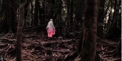 Bikin Adem, Pendaki Wanita Tetap Khusyuk Sholat Meski di Tengah Hutan