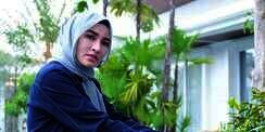 Gaya Outfit Crazy Rich Malang Sedekah Harta di Panti Jompo