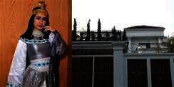 14 Penampakan Rumah Iis Dahlia Super Mewah Bak Istana yang Jarang Tersorot, Plafon Kamar Mandi Sempat Jebol!