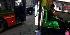 10 Momen Kocak Penumpang Saat di Bus, Tingkahnya Bikin Geleng Kepala!