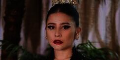 Penampilan Dramatis Prilly Latuconsina Berbalut Kebaya Hitam