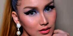 Rambut Pirang dan Pakai Eyeshadow Biru, Tampilan Ayu Ting Ting Bertema Barbie