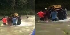 Viral Video Warga Gotong Keranda Terjang Sungai Berarus Deras