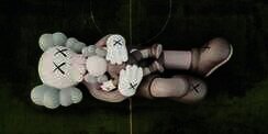 Ada Pemandangan Unik, Patung Raksasa KAWS:HOLIDAY Bikin Marina Bay Makin Cantik 