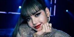 Gaya Edgy Lisa 'Blackpink' Tumpuk Perhiasan Ratusan Juta