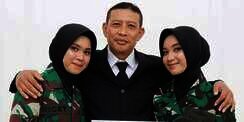7 Potret Kakak Beradik Jadi TNI Berparas Cantik, Foto Mendiang Ibunya Bak Primadona!