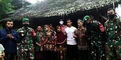 Video Haru Anak Penjual Gula Lolos Jadi Prajurit TNI, Diarak Warga Sekampung