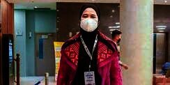 Berhijab, Kahiyang Promosikan Ulos Berdesain Modern