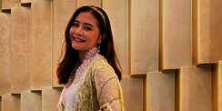 Gaya Seru Prilly Latuconsina Padukan Batik Sutra dan Sneakers