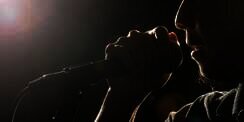 Karaokean dengan Nada Tinggi, Pria Ini Hampir Tak Bisa Bernapas