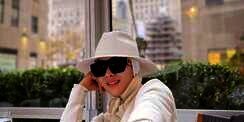 Potret Kece Syahrini Kenakan Topi Fedora di New York