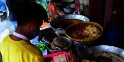 Cara Pengusaha Keripik Tempe Sanan Bertahan di Tengah Harga Minyak yang Melambung