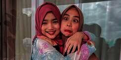5 Potret Fuji Tampil Berbalut Hijab, Bikin Adem! 