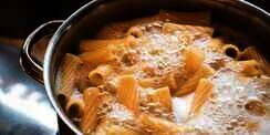 Cara Praktis Masak Pasta Beda Jenis dalam Satu Panci