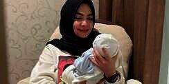 7 Momen Rieta Amilia Momong Baby Rayyanza, Wajahnya Bahagianya Kian Terpancar