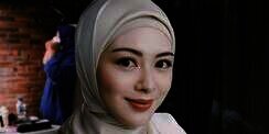 Gaya Gadis Korea Ayana Moon Berbalut Kebaya Monokrom