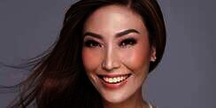 Gaya Blink-blink Ayu Dewi Serba Pink, Kayak Barbie Hidup!