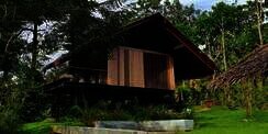 Pemandangan Langka Villa Nicholas Saputra di Pinggir Hutan Sumatera