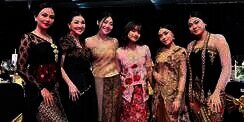 Adu Kebaya 13 Artis Hadiri Ultah Brand Kecantikan, Keanu Agl Disebut Mirip Tukang Jamu!