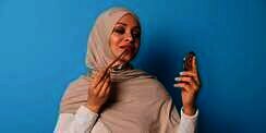 Tutorial Membuat Tampilan Bibir Bold dengan Lipstik Nude