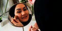 Terapkan 4 Teknik Memakai Blush Agar Wajah Terlihat Lebih Kencang dan Segar