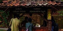 Keseruan Jajan Camilan Khas Yogyakarta Pakai Koin Kayu