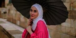 Penampilan Anggun Ryana Dea, Pakai Dress Shocking Pink yang Mencolok