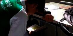 Teladan Banget, Siswa Ini Tertunduk Baca Alquran di Saat Jam Kosong Sekolah