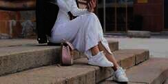 6 Style Kece Pakai Sneakers Putih