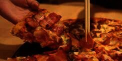 Menu Pizza ini Disarankan Dimakan Pakai Sumpit