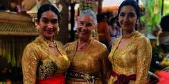 8 Potret Asri Kerthyasa Bule Cantik Mertua Happy Salma yang Kini Tinggal di Bali 