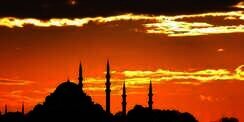Tata Cara Sholat Maghrib, Dilengkapi Lafal Niat, Bacaan Doa dan Keutamaannya