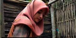 8 Potret Gadis Desa Keturunan Turki, Bisa Panjat Pohon Kelapa!