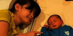 5 Potret Amabel Lennata 'Anak' Lesti Kejora Momong Baby Leslar