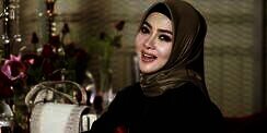 Syahrini Jalan di Luar Negeri Pakai High Heels Beda Warna, Adik `Protes` Lihat Hasilnya