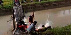 Jembatan Bambu Roboh Saat Evakuasi Jenazah Hanyut di Cilacap, Petugas Jatuh ke Sungai