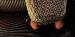 Viral Pemuda Pede Main ke Mall Pakai Sarung, Bakal Maklum Jika Tahu Harganya